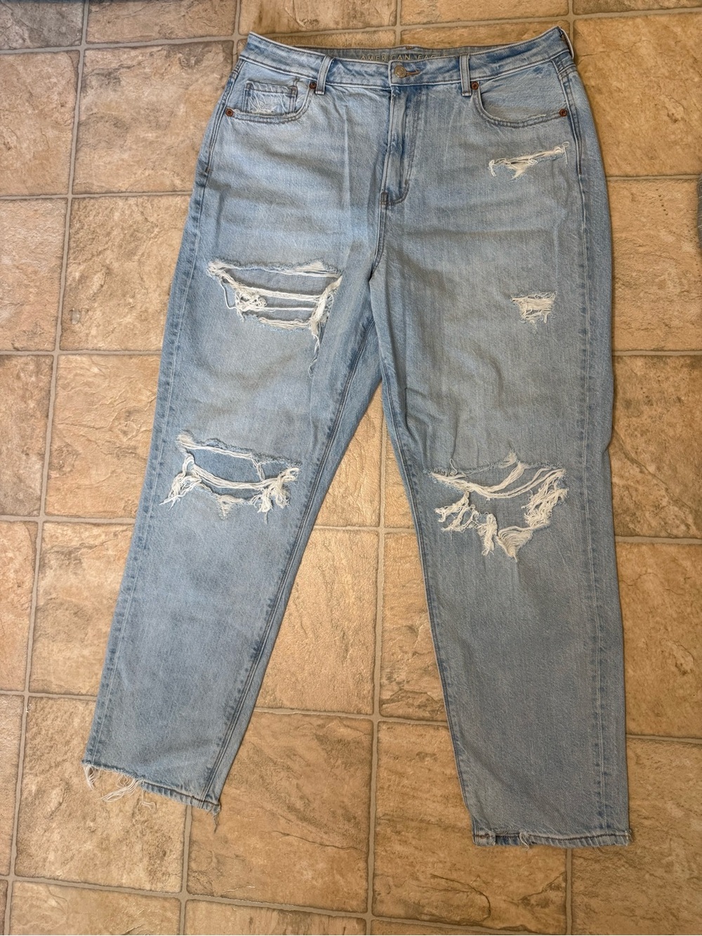 NWOT American Eagle Ripped Mom Jeans, size 14 Regular